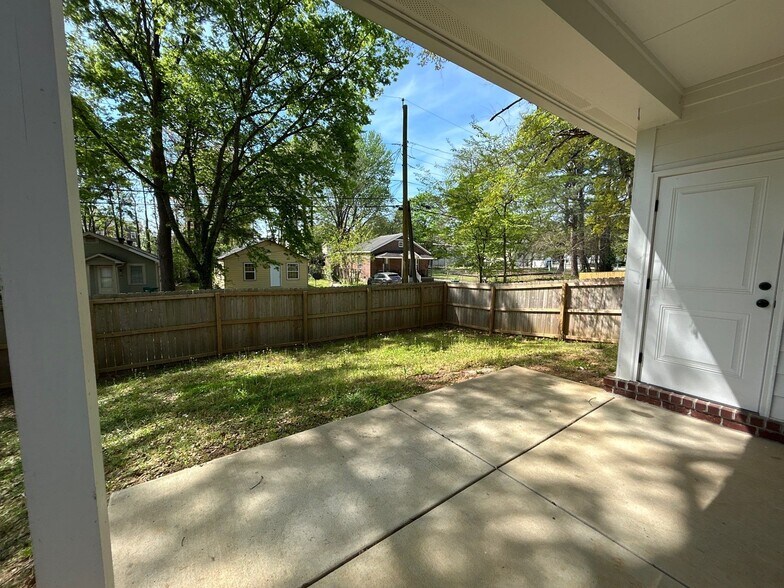 Building Photo - 244 Linden St