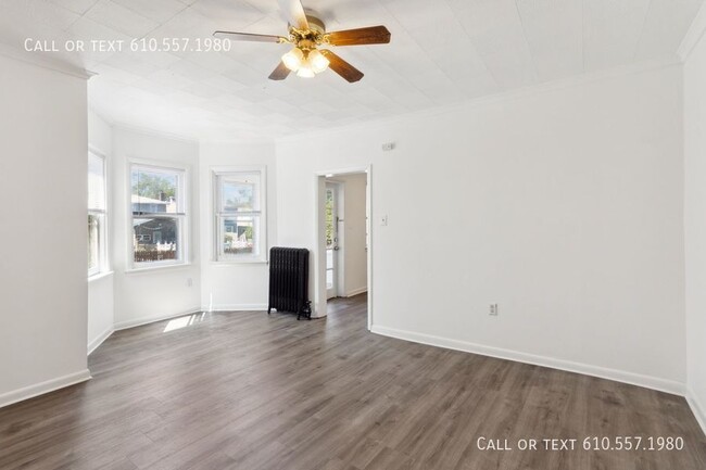 Building Photo - Updated 2 Bedroom 1 Bath  First Floor Apar...