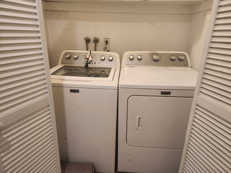 w/d closet - 625 S Osage Ave
