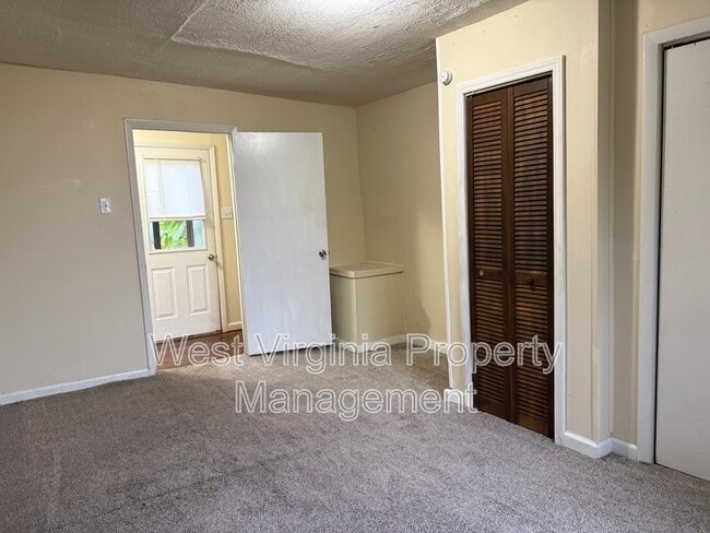 Building Photo - 204 7th St