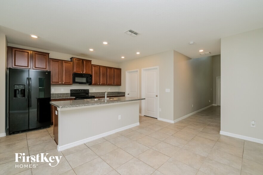 Building Photo - 7410 Pearly Everlasting Ave