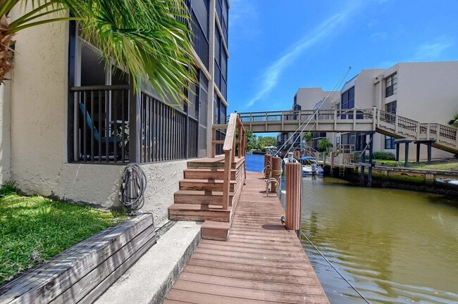 Building Photo - 3 Royal Palm Way