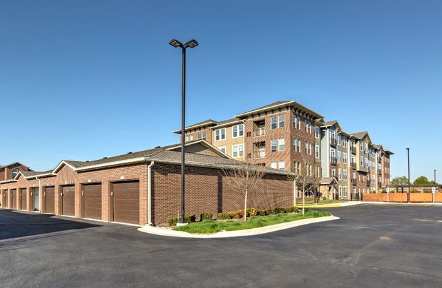 Building Photo - 690 E Algonquin Rd