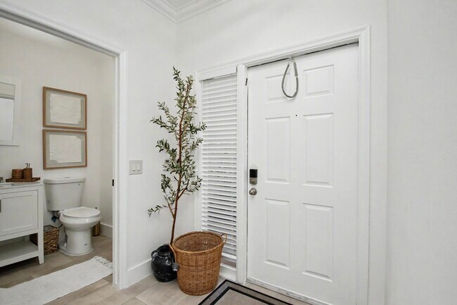 Building Photo - 6744 Via Regina