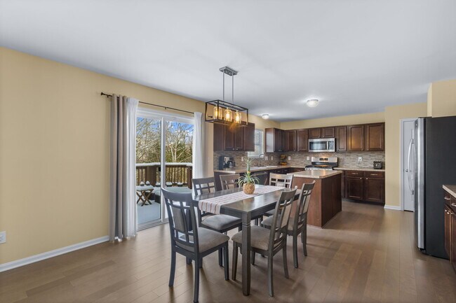 Building Photo - 430 Rockcrest Way