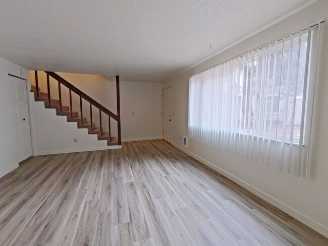 Building Photo - Remodeled 3 Bedroom Duplex ~ Albany ~ Pet ...