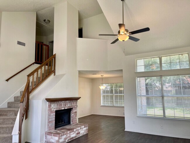 Building Photo - Nice 2 Story Home in Arlington ISD