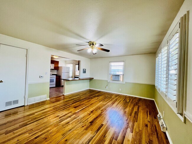 Building Photo - $0 DEPOSIT OPTION. CLASSIC CHARACTER MEETS COMFORT: 2-BED, 1-BATH IN AN INVITING TRIPLEX