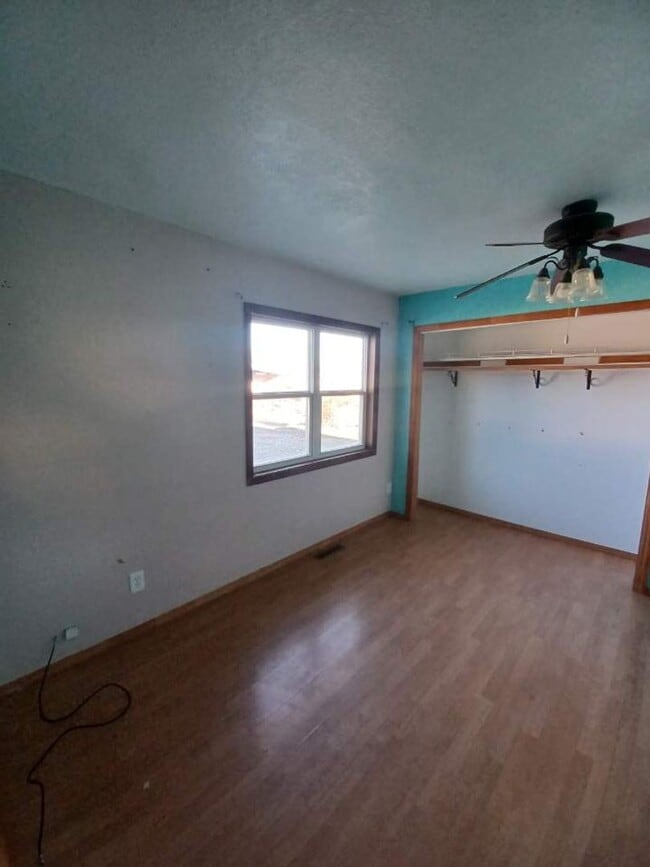 Building Photo - 3 bed, 2 bath