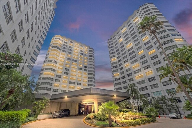 Building Photo - 825 Brickell Bay Dr
