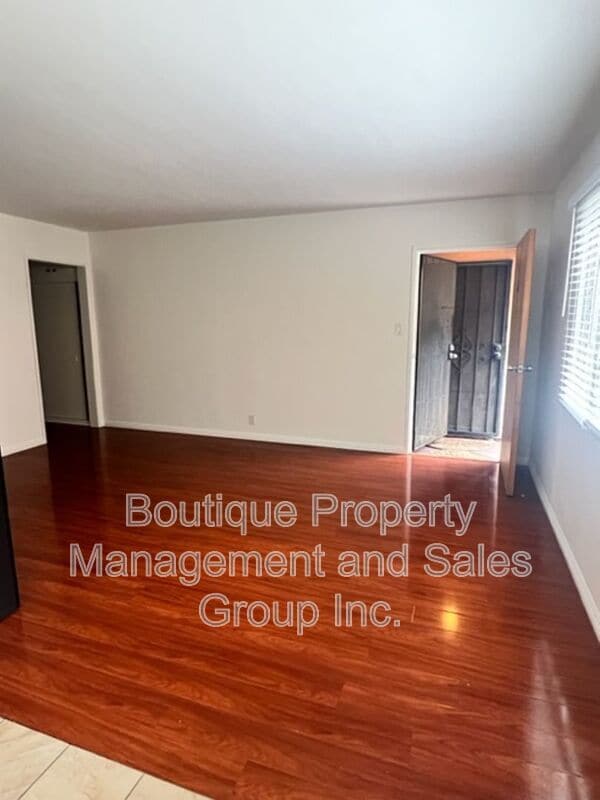 Building Photo - 930 E 1st St