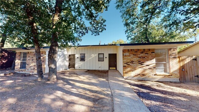 Primary Photo - 918 Navarro Dr