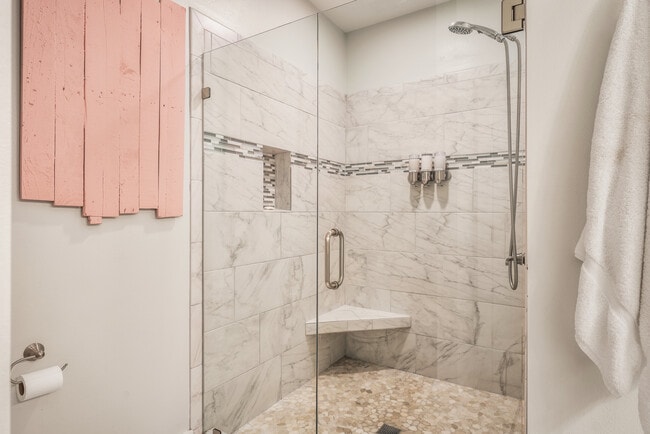 Building Photo - 105 W 7th St