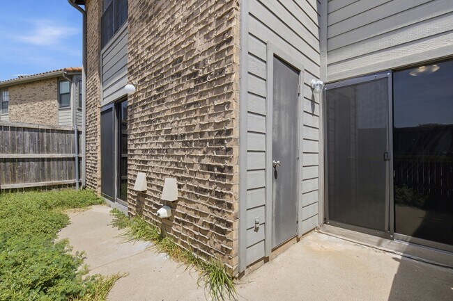 Building Photo - 14800 Enterprise Dr