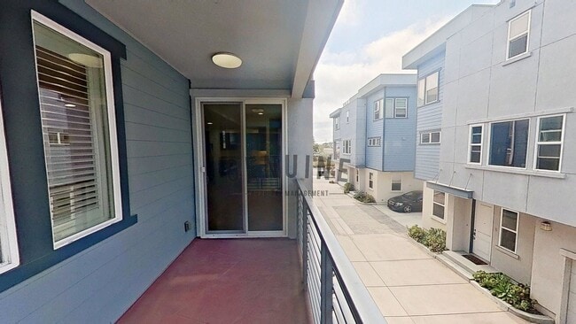 Building Photo - 3Bd 2.5Ba Townhouse w/Rooftop Deck
