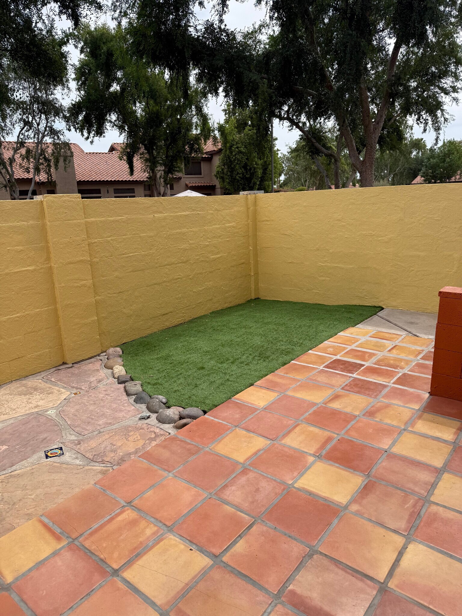 Building Photo - 1110 W Mango Dr