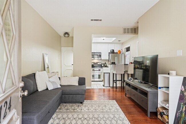 Primary Photo - 806 W 24th St