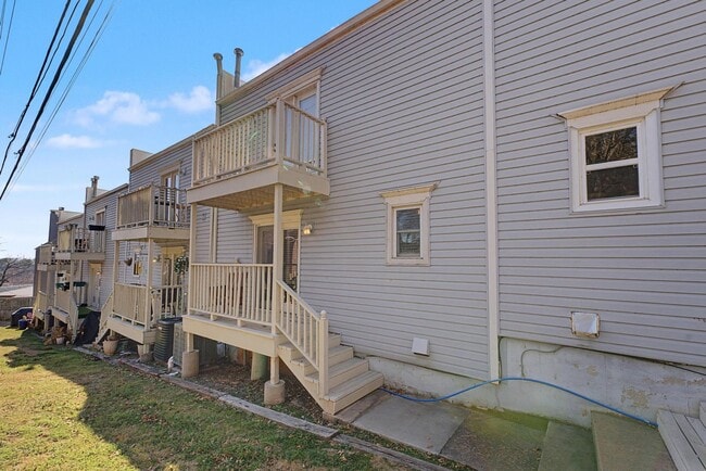 Building Photo - 2 Bed | 2 Bath Condo on Crybaby Hill