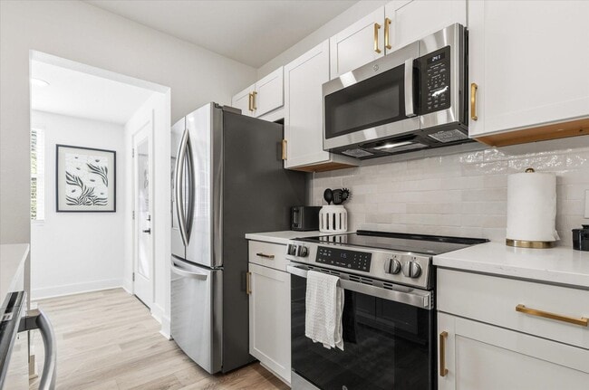 Building Photo - 643 W 8th Ave