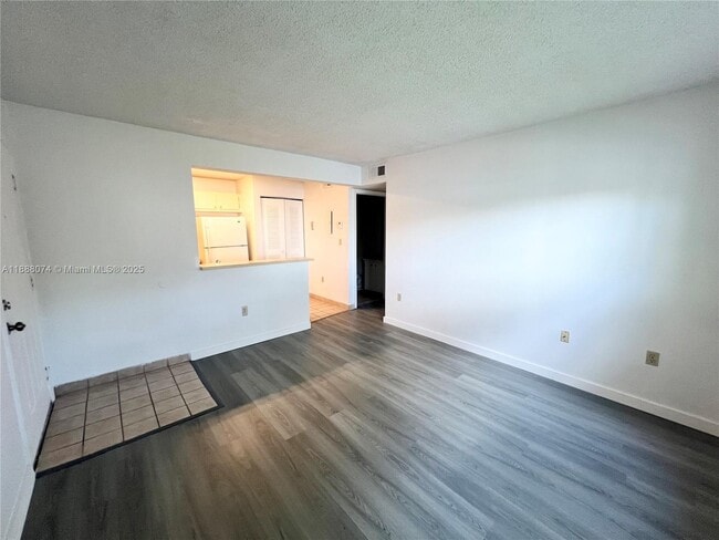 Building Photo - 350 Palm Cir W