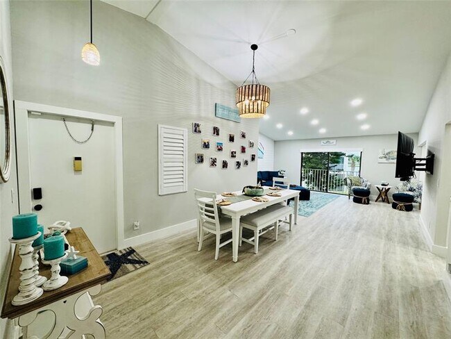 Building Photo - 3216 S Lakeview Cir