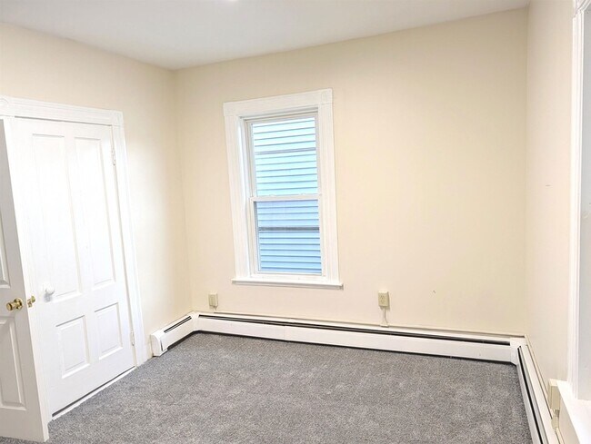 Building Photo - 685 Massabesic St