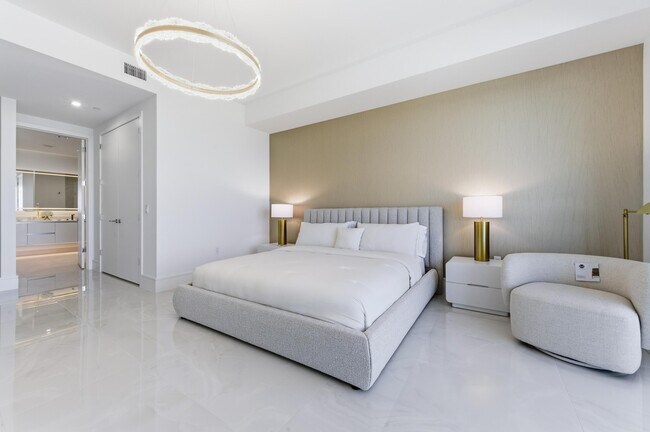 Building Photo - 220 Lake Shore Dr