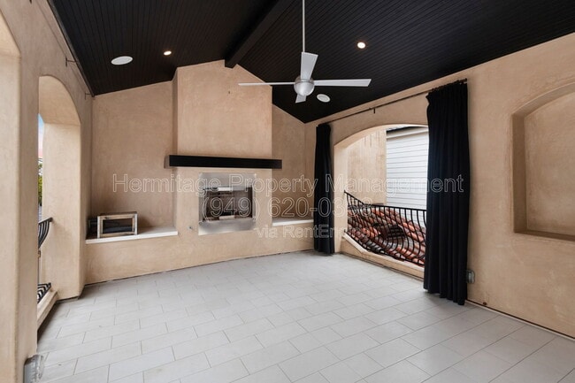 Building Photo - 435 1/2 Carnation Avenue