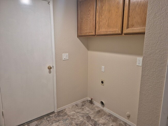 Building Photo - Adorable 3 bedroom 2.5 bath home