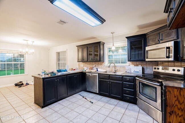 Building Photo - 213 Longleaf Dr