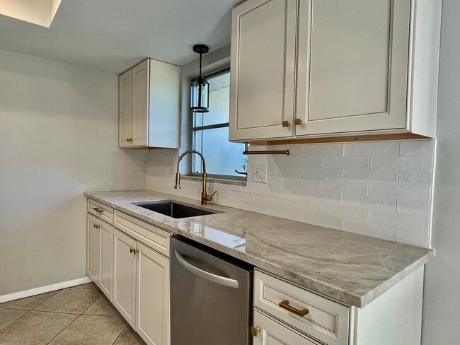 Building Photo - 1943 Sky Dr