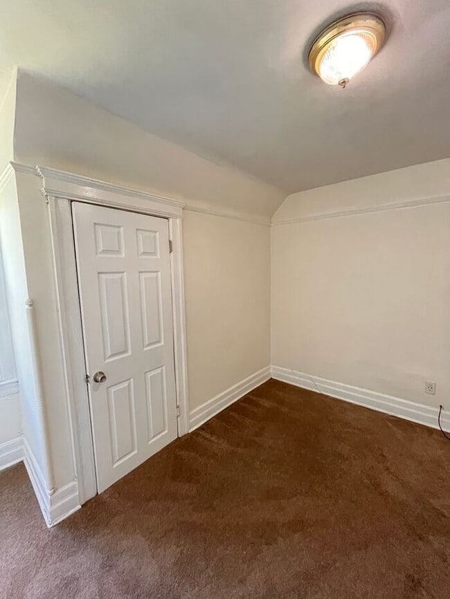 Building Photo - Cozy 2-Bedroom Apartment in Prime Location...