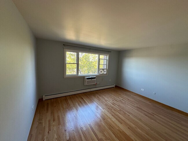 Building Photo - 4600 N Cumberland Ave