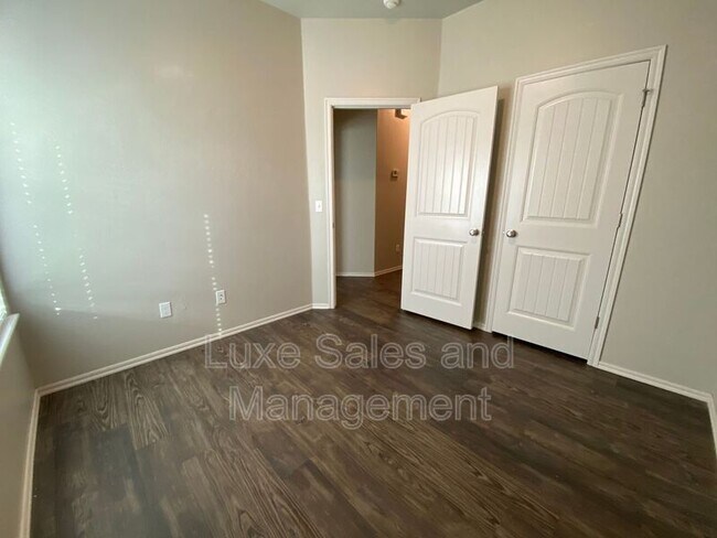 Building Photo - 2225 Mill Creek Way