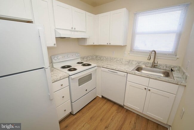 Building Photo - 734 Hemlock St