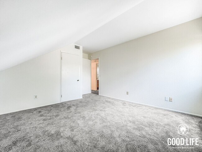Building Photo - SD: Stunning 4BD/3BA Home in Vista with Panoramic Views, Private Balcony & Large Yard