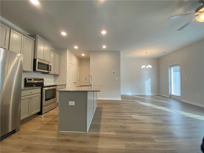 Building Photo - 4679 Fullerton Dr