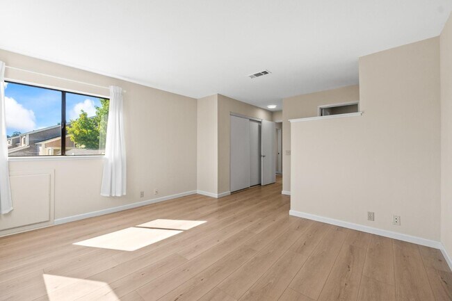 Building Photo - 112 Crown Cir