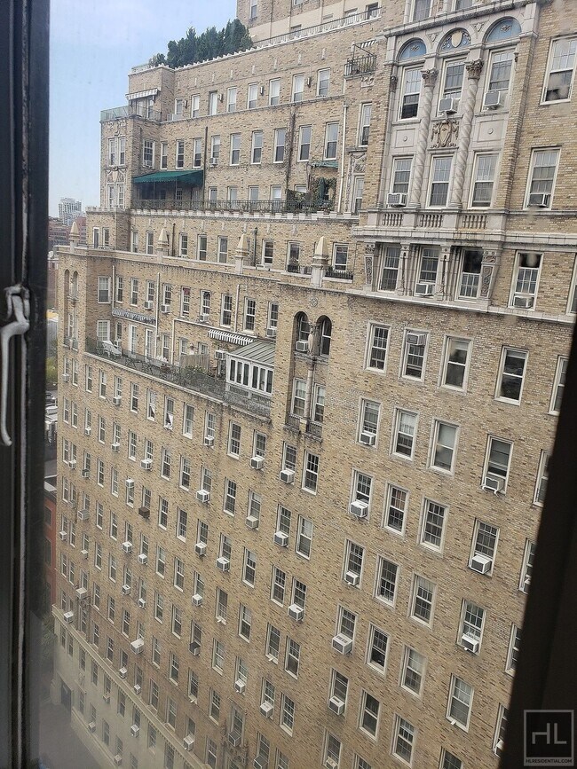 Building Photo - 5 AVENUE