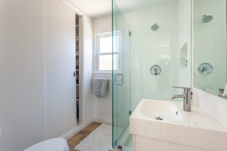 Building Photo - 1735 Bryn Mawr Ave