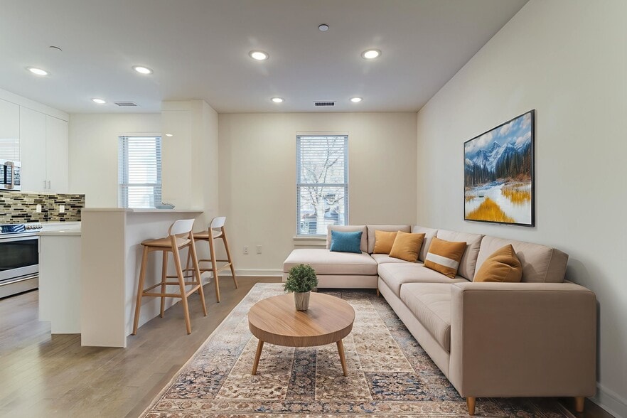 Primary Photo - 974 Summit Ave