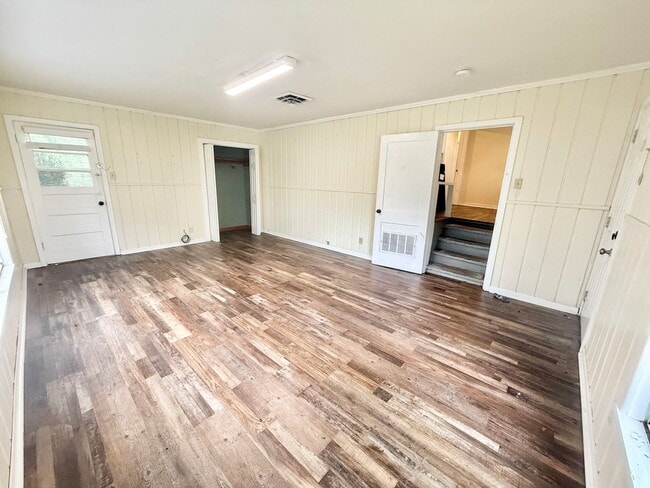 Building Photo - 3 bed/1 bath Duplex