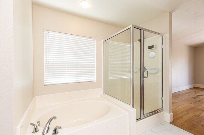 Building Photo - Beautiful Oceanside Cul-De-Sac Home!