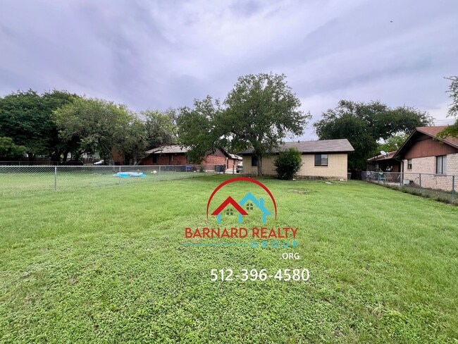 Building Photo - Available Now: 2 bed/1 bath Duplex With Hu...