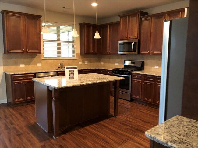 Building Photo - 5315 Mirror Lake Dr
