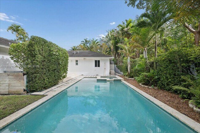 Building Photo - 2910 Calusa St