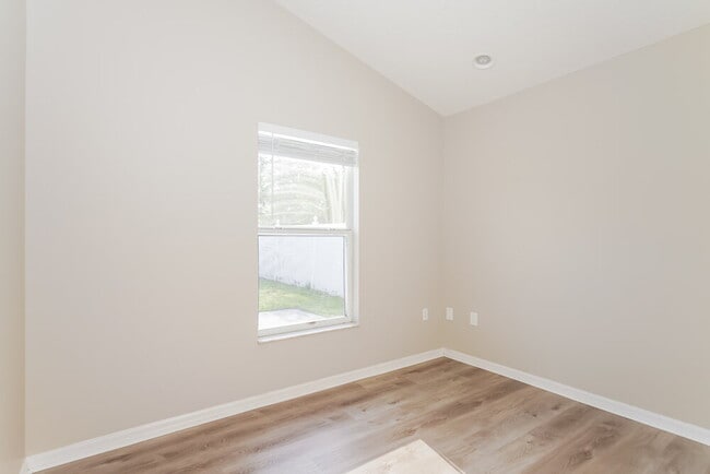Building Photo - 204 Cornwall Ct