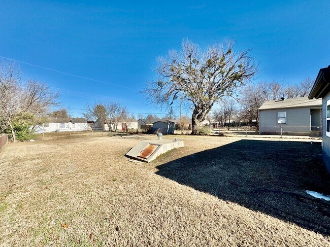 Building Photo - 809 Proctor Pl