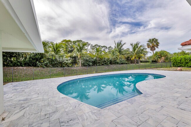 Building Photo - 5924 Pinebrook Dr