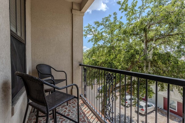 Building Photo - LOCATION. LOCATION. LOCATION. 2BR/3BA Cond...